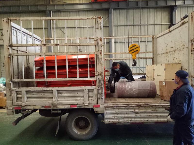 山東礦安生產的避難硐室門和給煤機甲帶裝車發(fā)貨