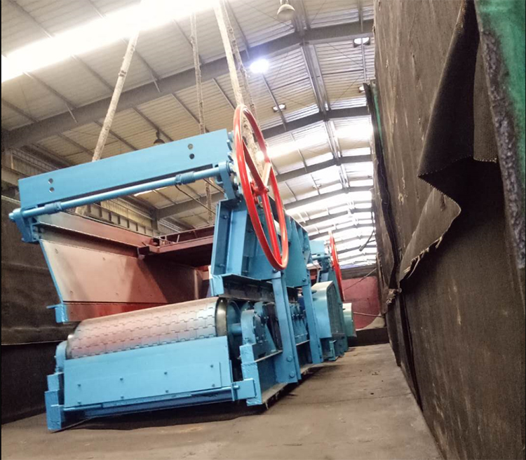 兩臺手動閘門甲帶給煤機裝車發(fā)貨