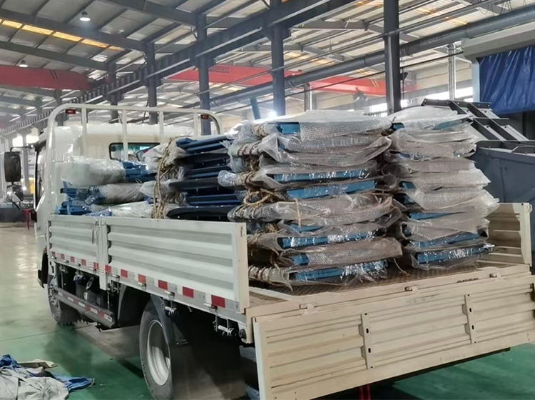 一批無壓風門在山東礦安機電倉庫裝車發(fā)貨