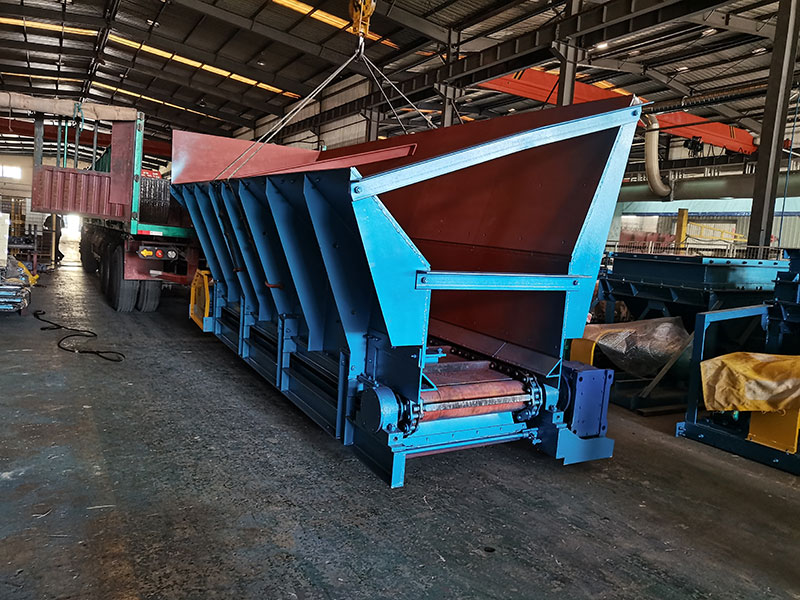 山東礦安機電生產(chǎn)的兩臺鏈帶式給料機裝車發(fā)貨